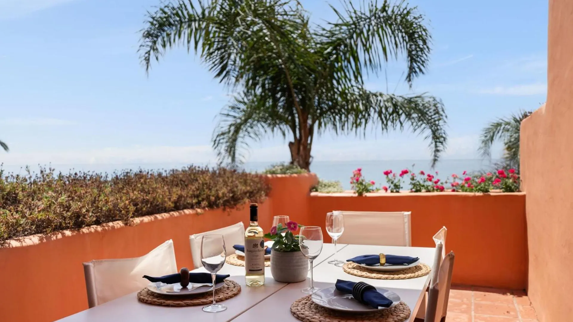 Exclusive 1 Line Beach Apartment In Marbella With Panoramic Views 0*,  Spanyolország