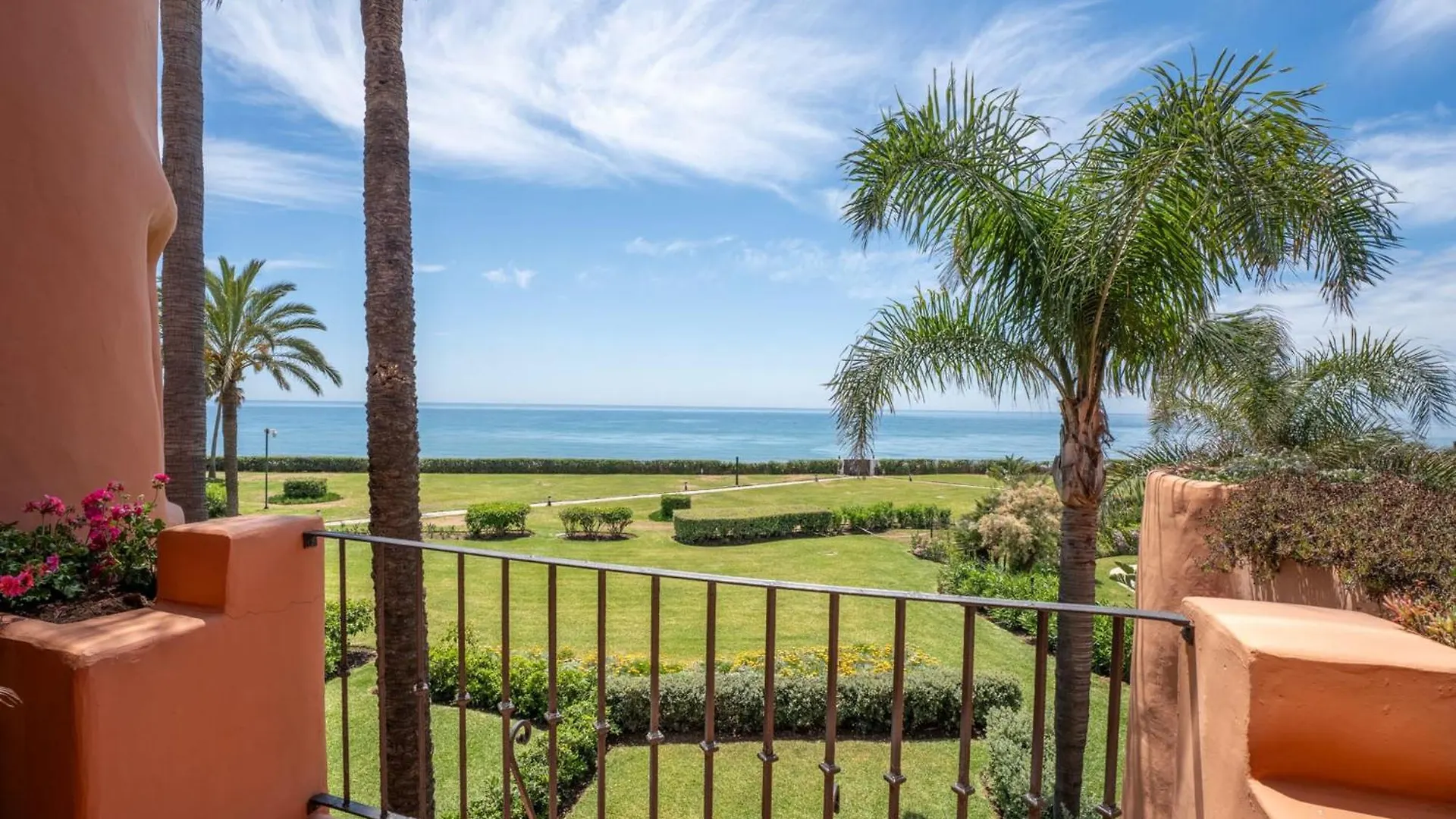 Exclusive 1 Line Beach Apartment In Marbella With Panoramic Views Spanyolország