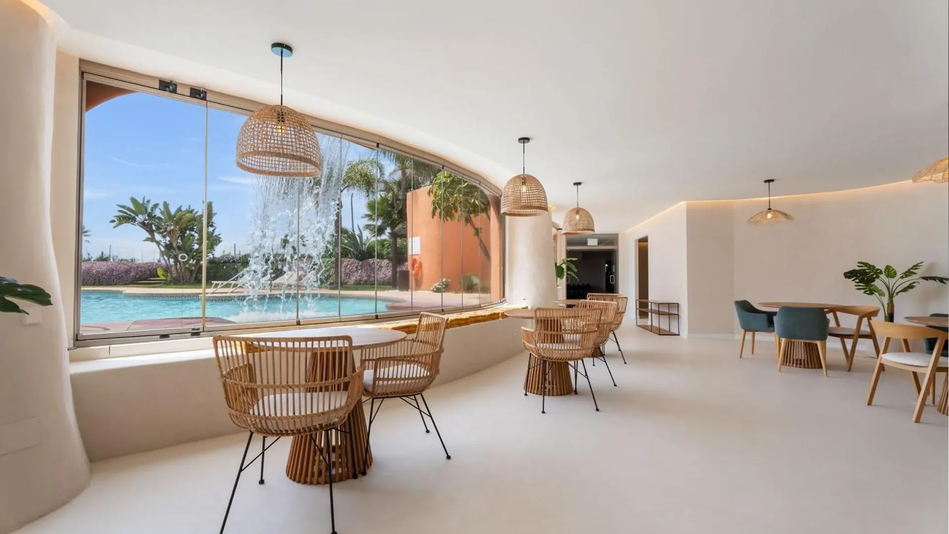 Exclusive 1 Line Beach Apartment In Marbella With Panoramic Views Spanyolország