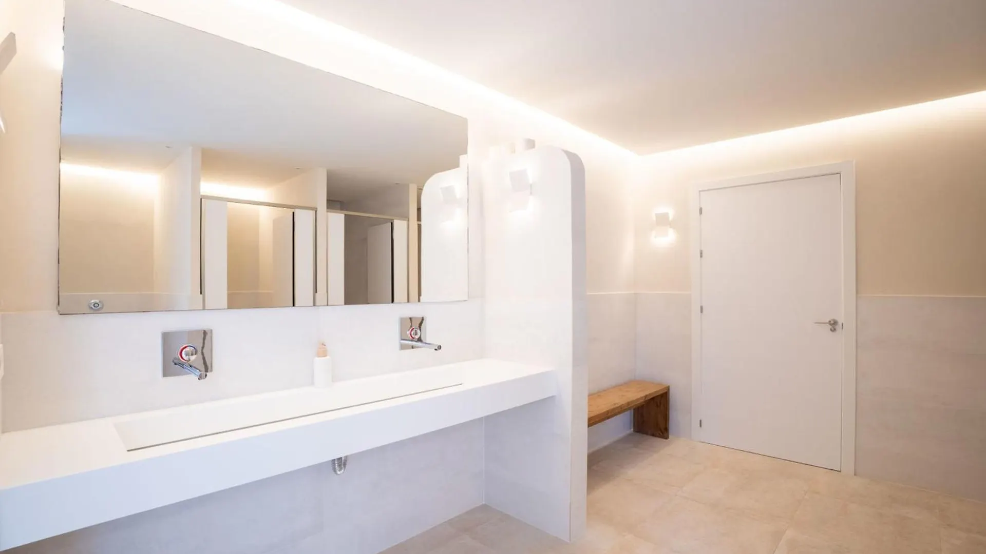 Exclusive 1 Line Beach Apartment In Marbella With Panoramic Views