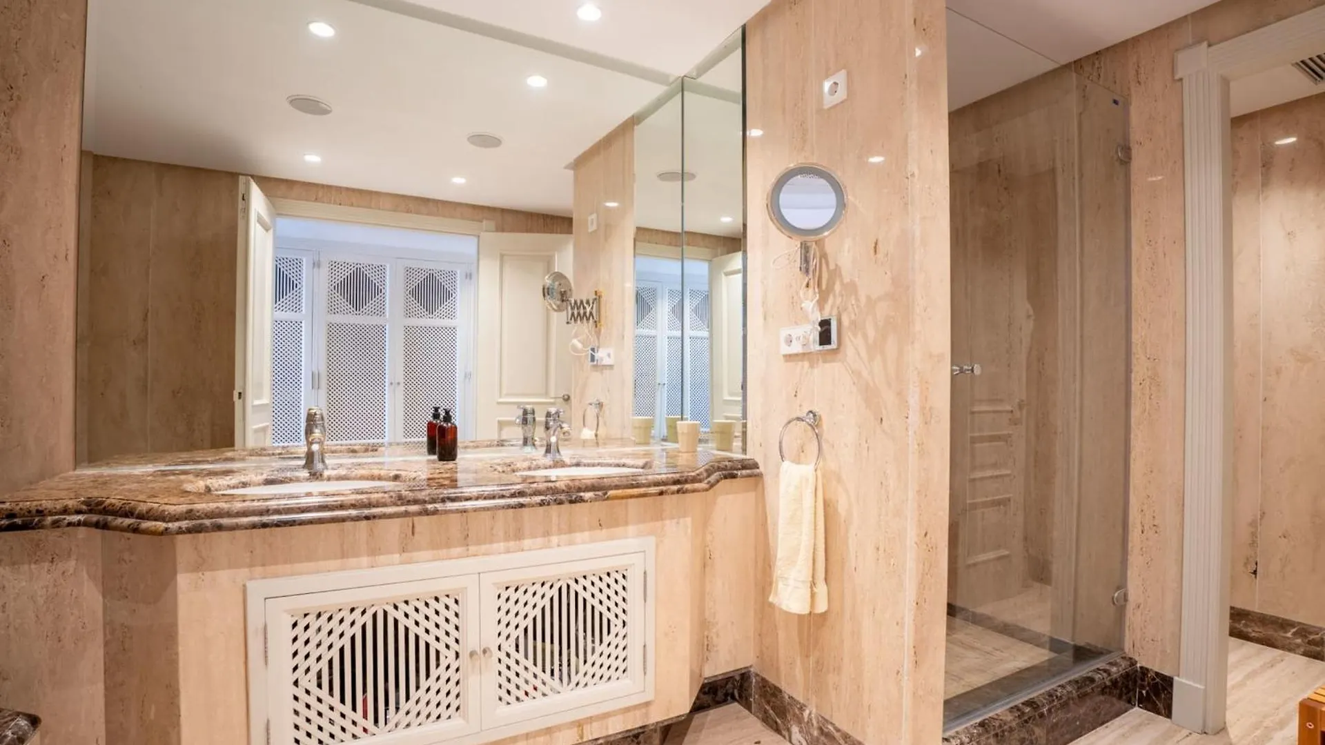 Exclusive 1 Line Beach Apartment In Marbella With Panoramic Views Spanyolország